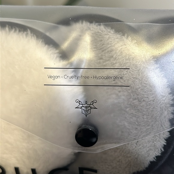 ✨ 3 for $35 ✨ La Ruce Reusable Make Up Rounds - Picture 2 of 6